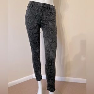 Frame le skinny de Jeanne size 29 black gray python.